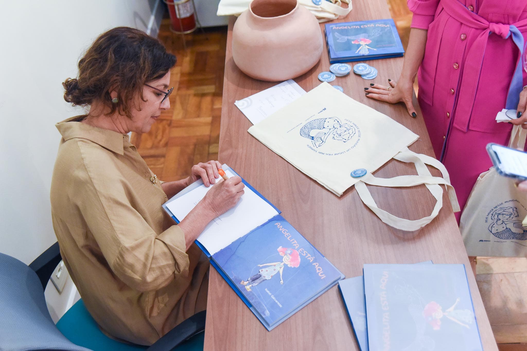 Autora autografando o livro